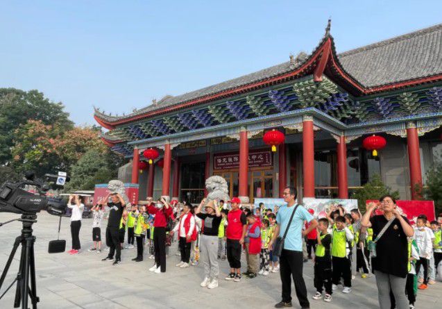 河南广播电视台小记者参观河洛古城国防兵器展